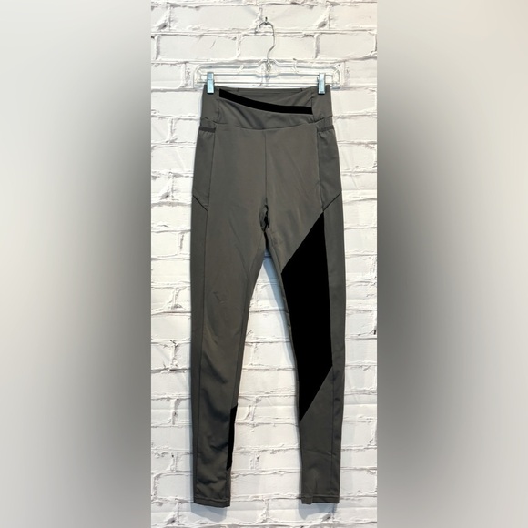 Gymshark Gray Black Colorblock Leggings - Size Small - Picture 1 of 4
